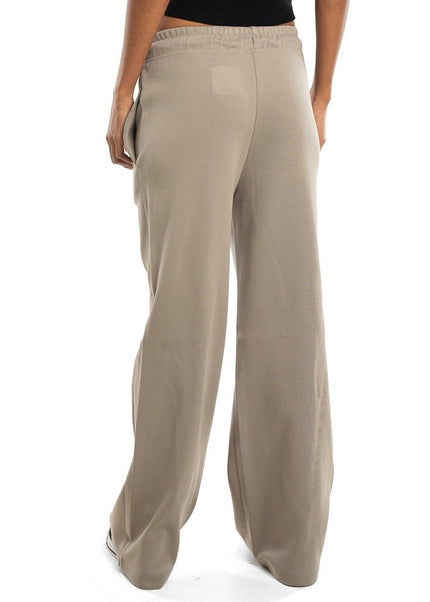 Straight Leg - Women - The Basic Look