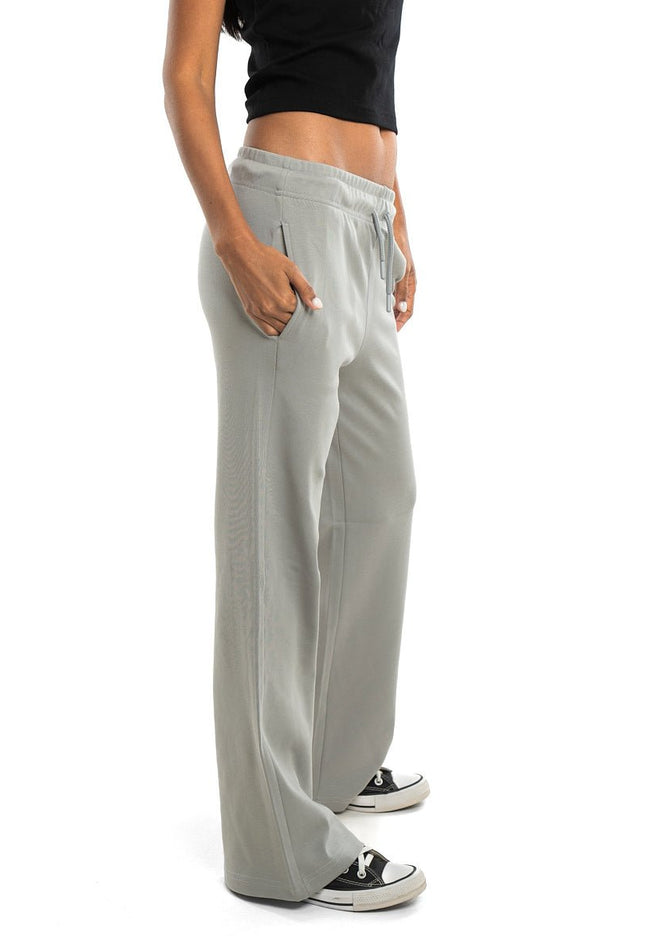 Straight Leg - Women - The Basic Look