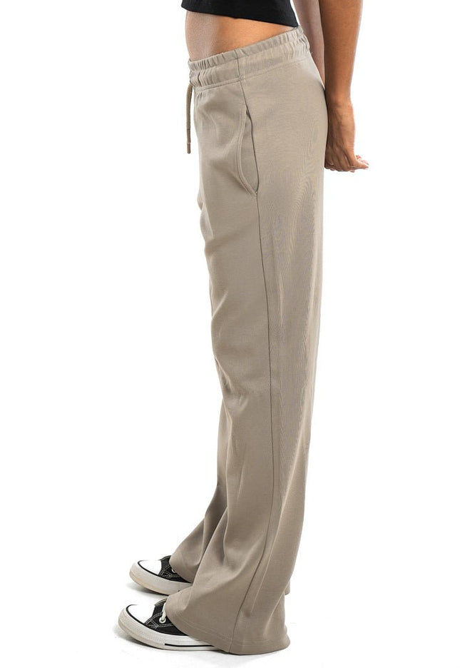 Straight Leg - Women - The Basic Look