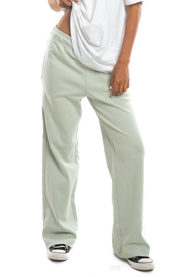 Straight Leg - Women - The Basic Look