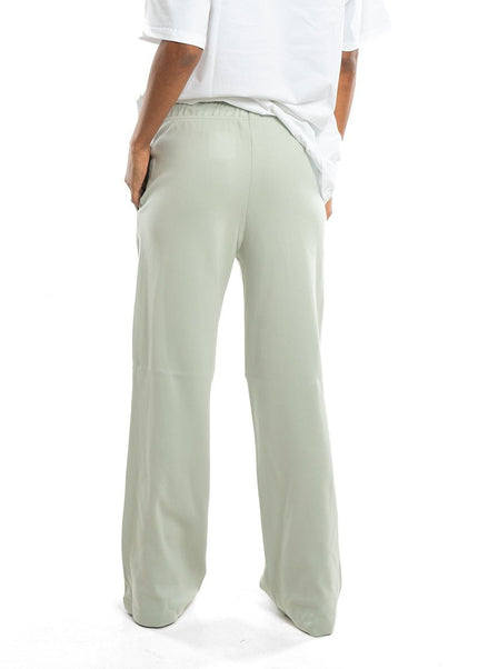 Straight Leg - Women - The Basic Look