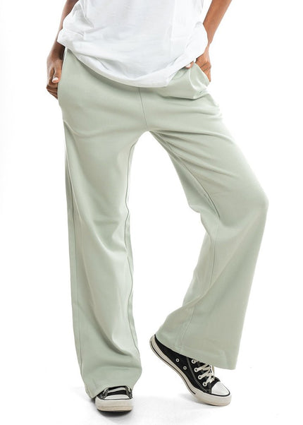 Straight Leg - Women - The Basic Look